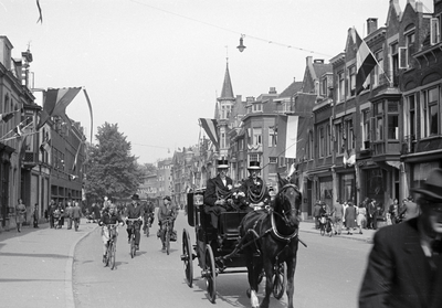 831643 Gezicht in de Nachtegaalstraat te Utrecht met op de voorgrond een koetsje.